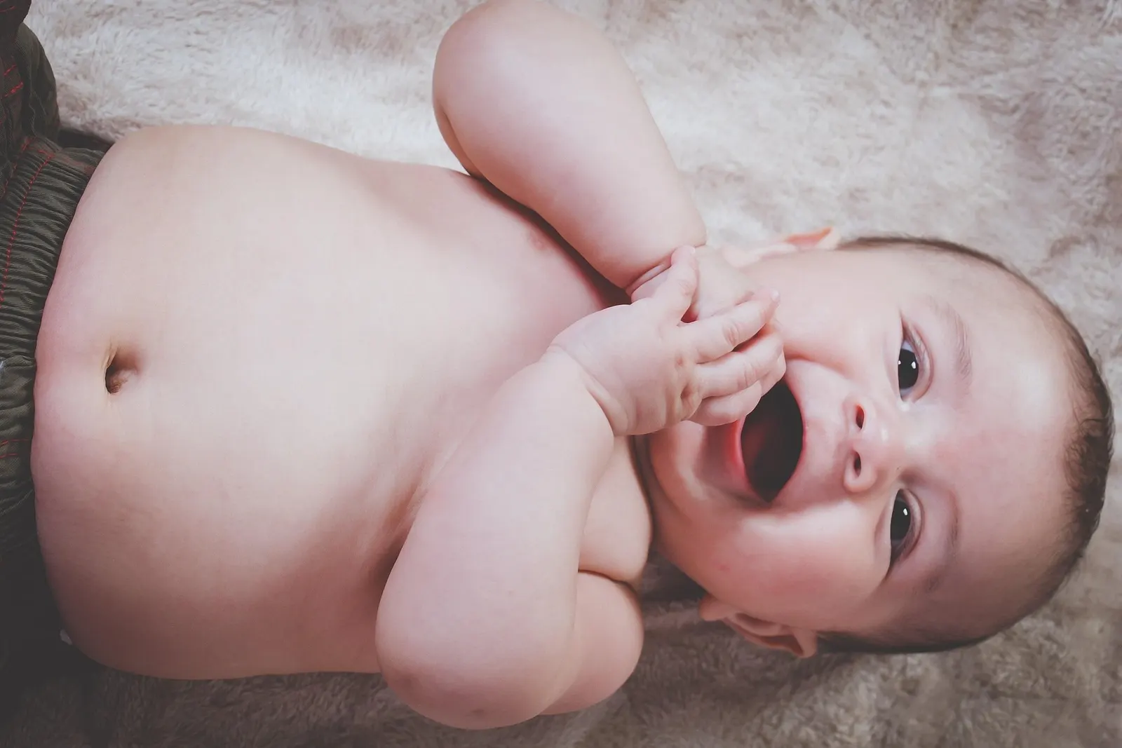 Bébé apaisé après une séance de réflexologie affective à domicile dans le Calvados