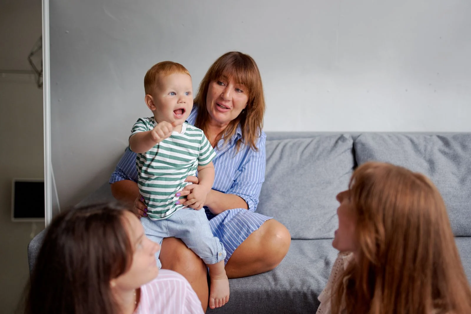 Petit groupe de parents apprenant à signer avec bébé lors d’un atelier à Caen