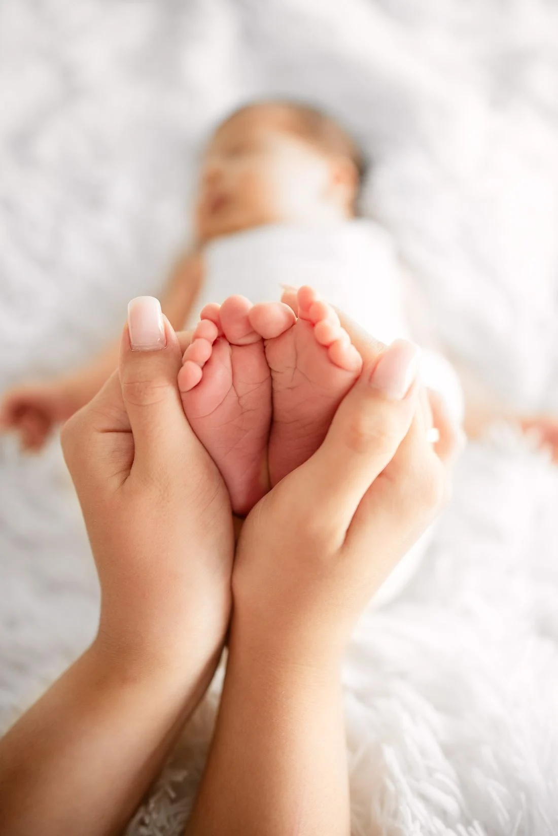 Emmaillotage de bébé dans un lange avant le bain enveloppé à domicile dans le Calvados
