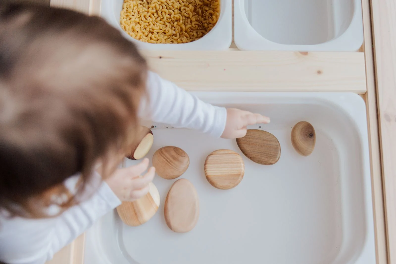 Manipulation sensorielle pendant un atelier petite enfance en crèche dans le Calvados