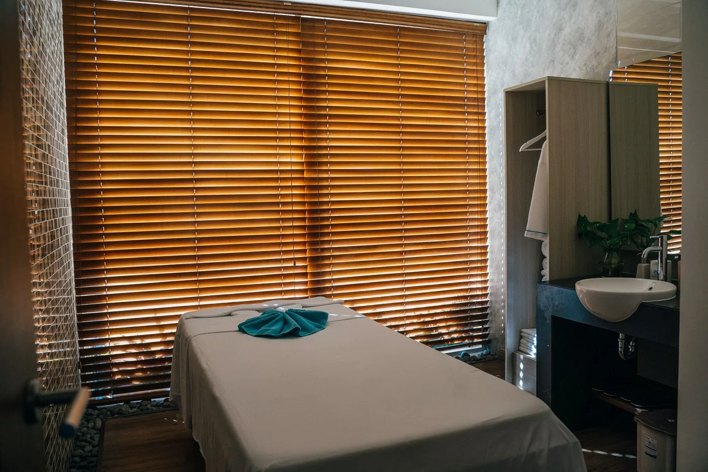 Table de massage prénatal installée à domicile sur la Côte de Nacre, près de Ouistreham