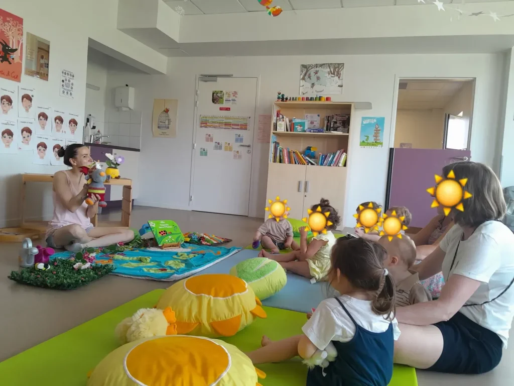 Atelier d'interactions ludiques animé par une intervenante petite enfance dans une crèche du Calvados