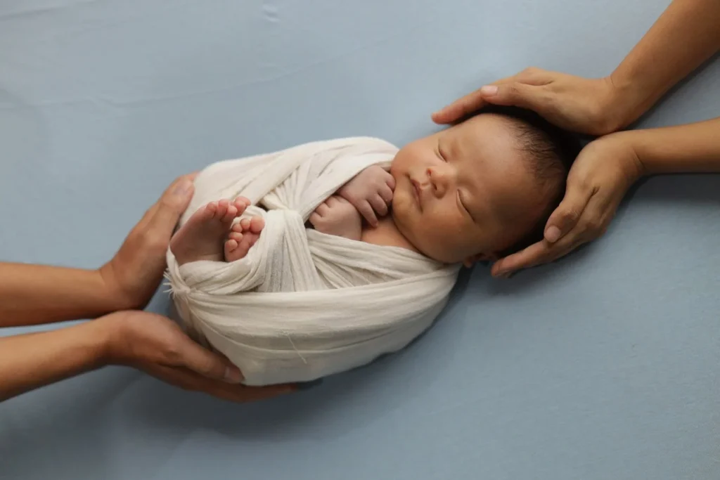 Bain enveloppé pour bébé dans un lange, rituel à domicile à Caen avec Mathan Family