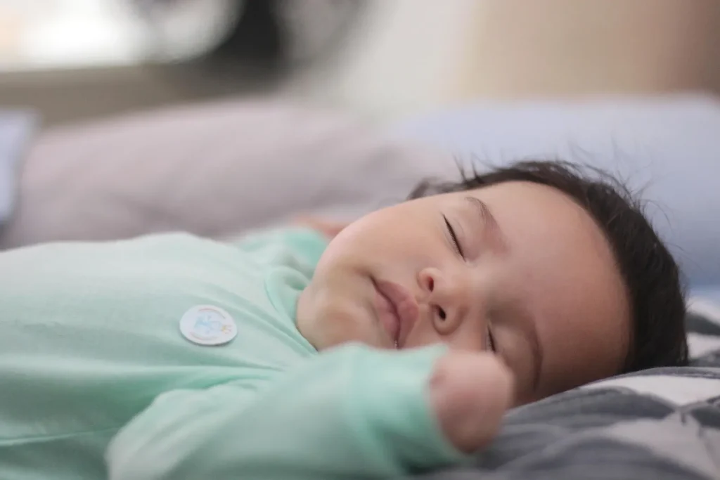Bébé qui dort paisiblement après une séance de reflexologie affective - Mathan Family