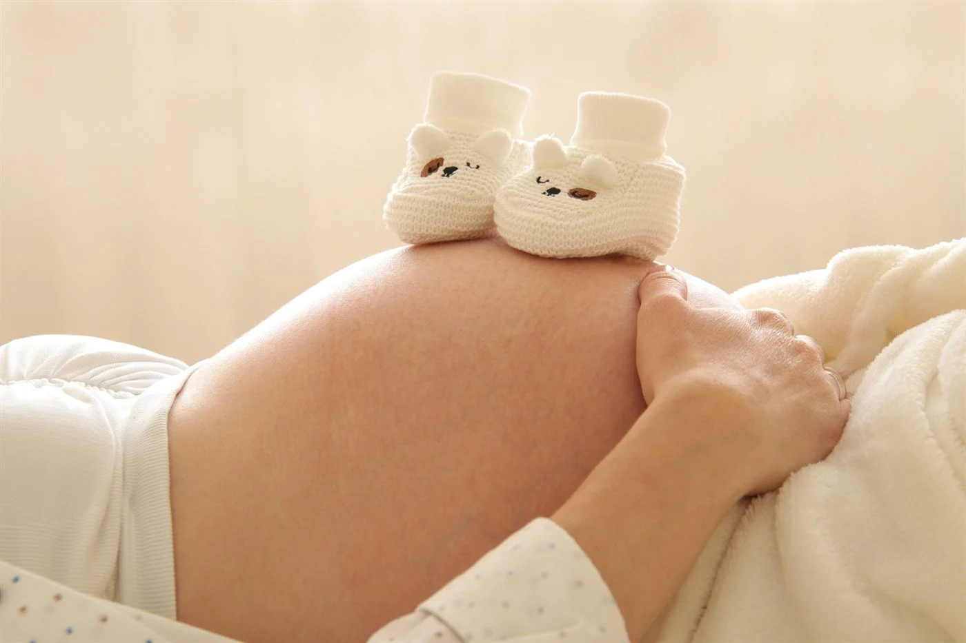 Massage femme enceinte à domicile dans le Calvados, future maman installée sur le côté